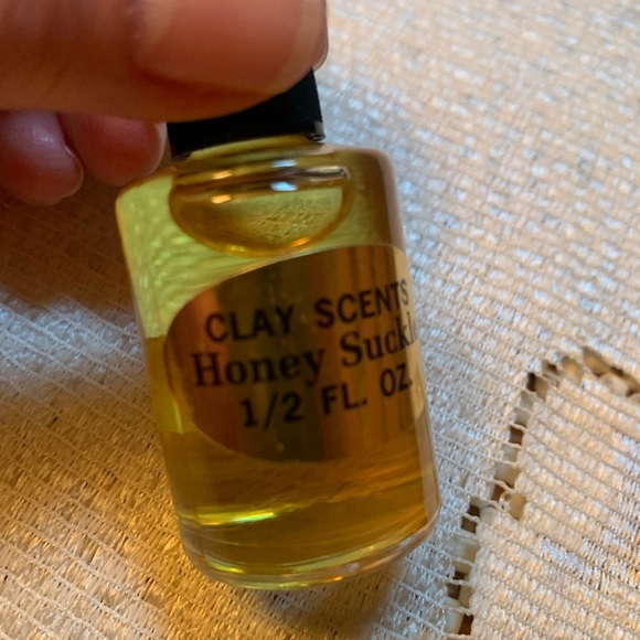Clay Scents Honey Suckle Oil 1/2 FL OZ - Picture 3 of 5